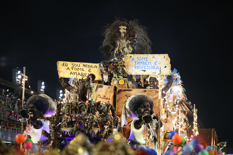 A escritora Carolina Maria de Jesus foi homenageada pela Unidos da Tijuca na segunda noite de desfiles no Rio