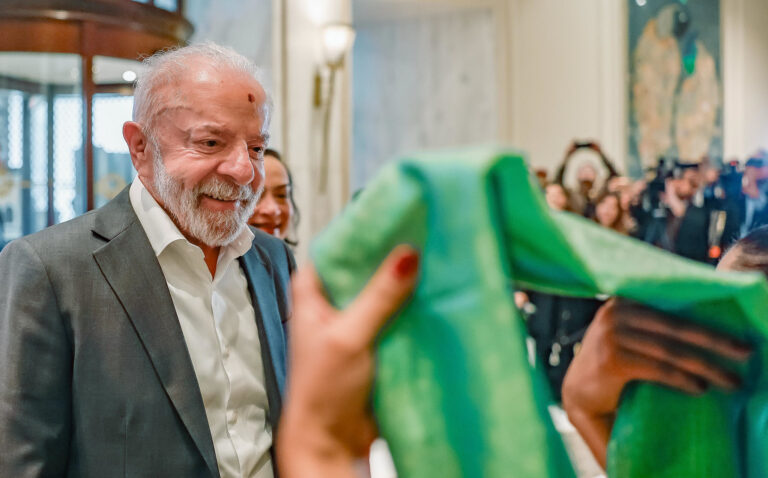 Lula chega à Índia para agenda com Modi e participação em cúpula sobre inteligência artificial 