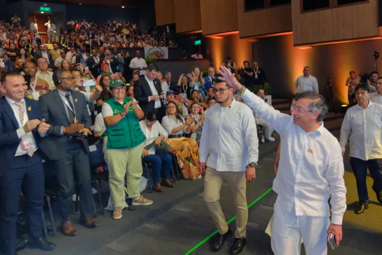 Petro assina proposta de Constituinte e diz que reforma agrária garante paz na Colômbia