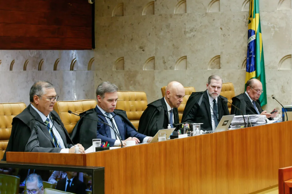 Ministros do Supremo Tribunal Federal (STF) participam de sessão nesta quarta-feira (25), que analisa liminares sobre os chamados “penduricalhos” no serviço público