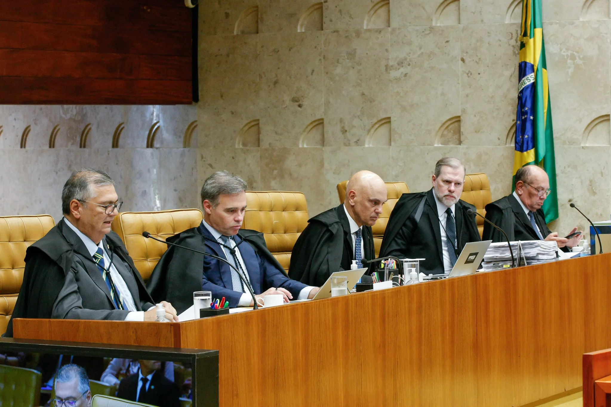 Ministros do Supremo Tribunal Federal (STF) participam de sessão nesta quarta-feira (25), que analisa liminares sobre os chamados “penduricalhos” no serviço público
