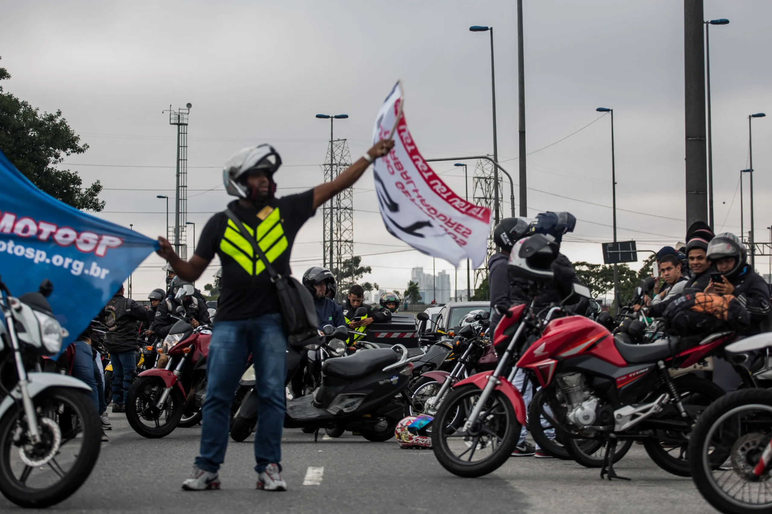 Membros do Sindicato dos Motoboys, trabalhadores que entregam pedidos, paralisam a Marginal Tietê em São Paulo, em 2017.