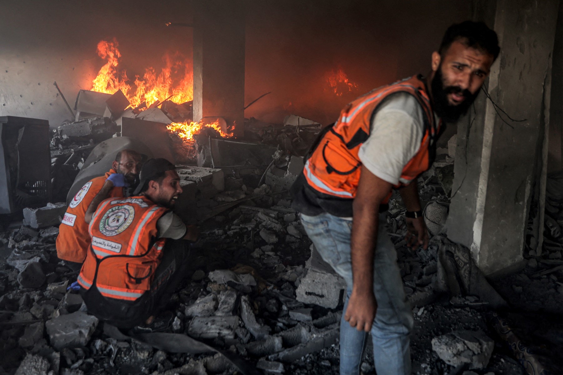 Defesa civil palestina combate incendio causado por bombas israelenses