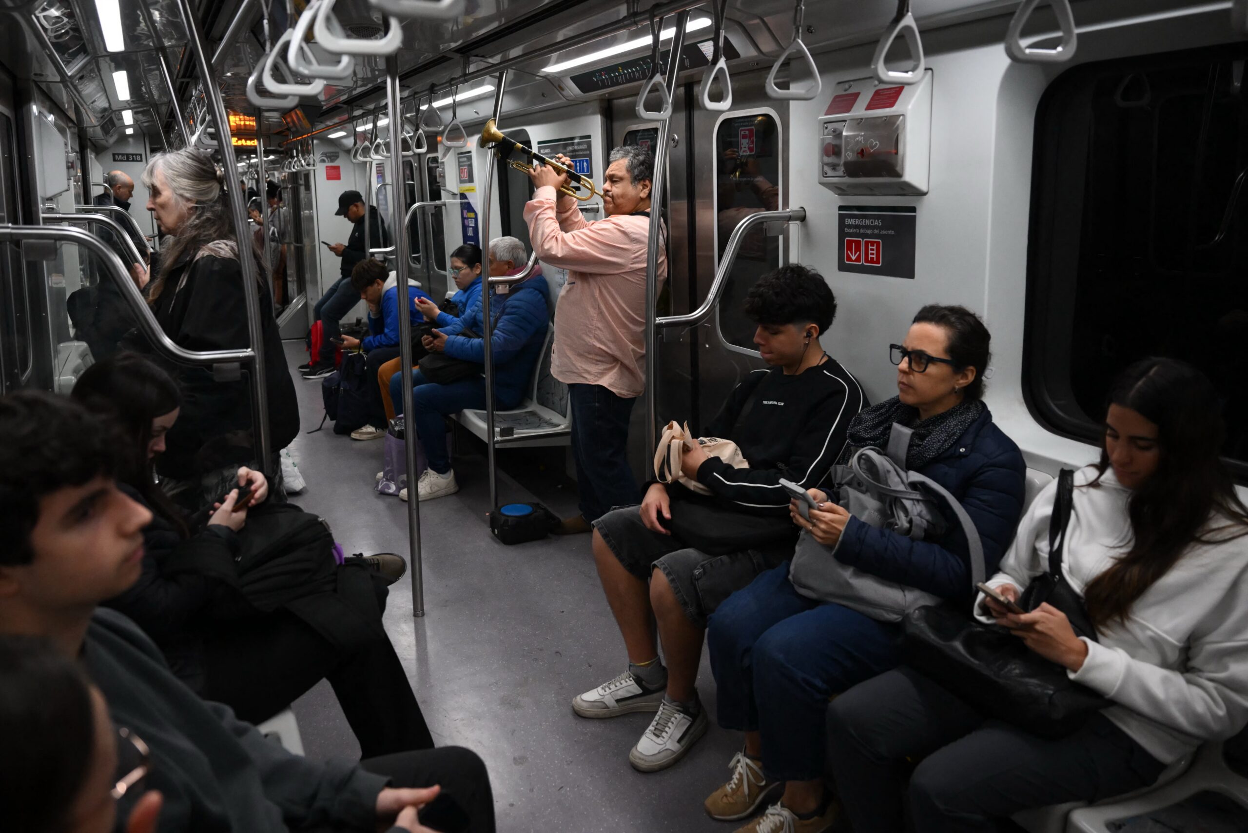 Sistemas de ônibus, metrô e trens de diferentes cidades aderiram à greve na Argentina