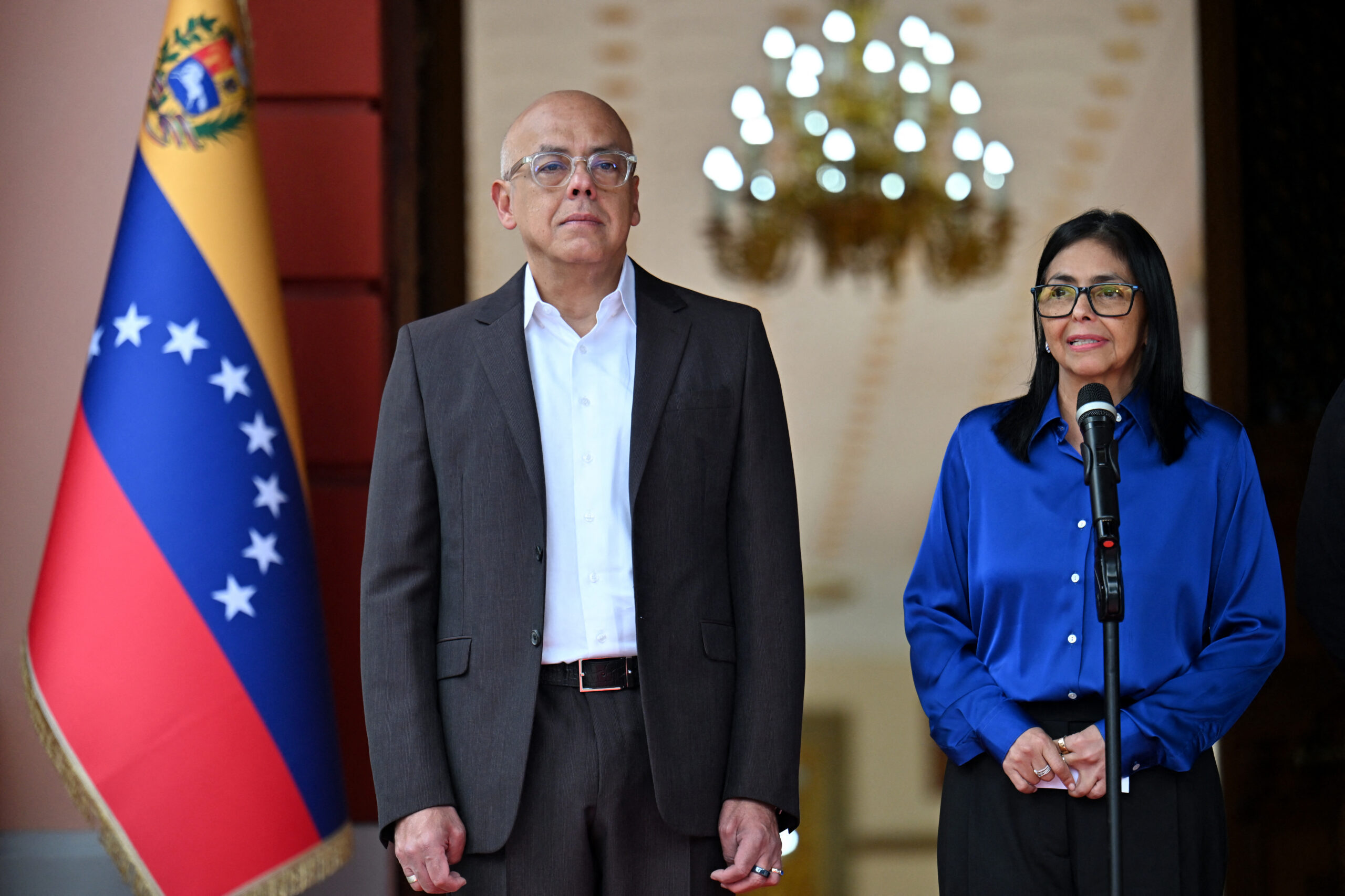 A presidenta interina da Venezuela, Delcy Rodríguez, ao lado do presidente da Assembleia Nacional e seu irmão, Jorge Rodríguez.