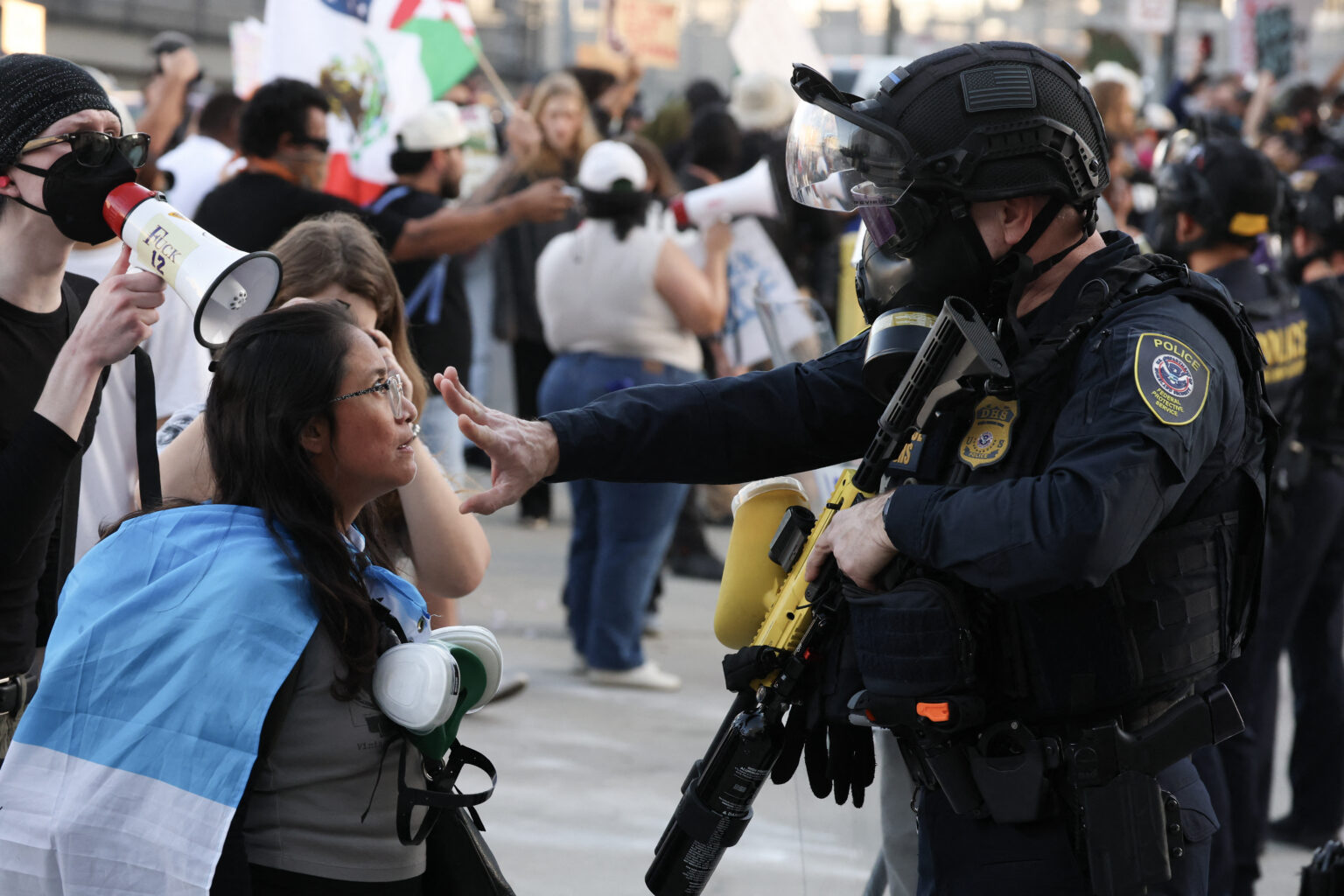 Agente do Ice reprime manifestante em Los Angeles