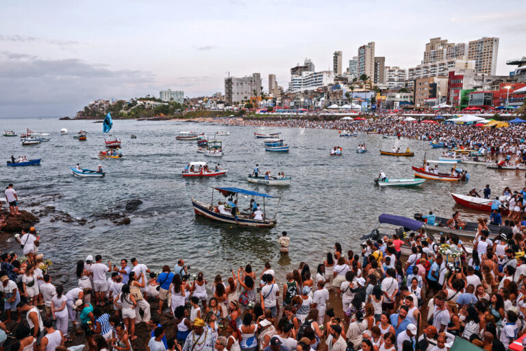 Tradicional festa de Iemanjá é celebrada em Salvador nesta segunda-feira (2)