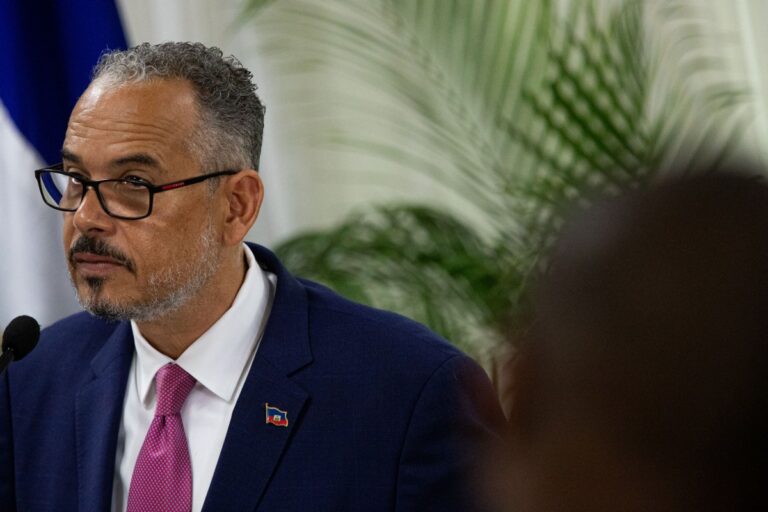 Sem preocupação com legitimidade, membro da elite apoiado pelos EUA assume o poder no Haiti