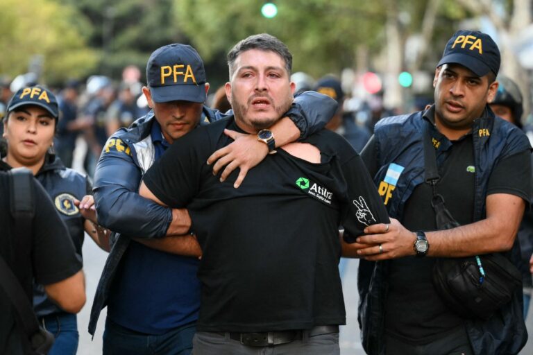 ‘A essência é o ataque aos trabalhadores’, diz analista sobre reforma trabalhista na Argentina