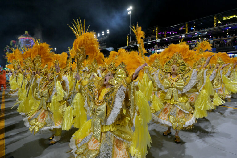 Comentarista analisa carnaval do Rio marcado por enredos afrocentrados e homenagens