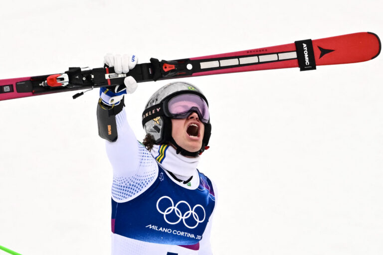 Brasileiro Lucas Pinheiro conquista o ouro no slalom gigante nas Olimpíadas de Inverno de Milão