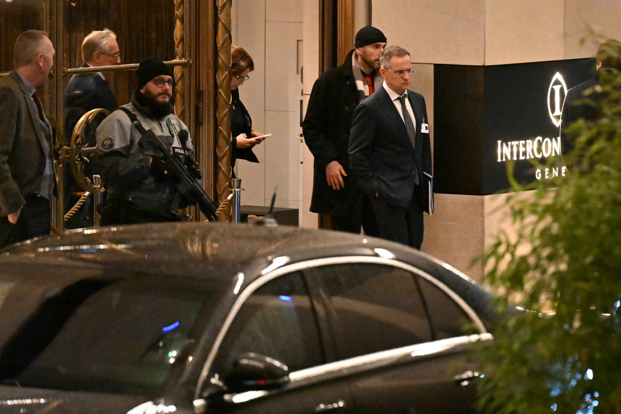 O chefe da delegação da Rússia, Vladimir Medinski, deixa o hotel após terceira rodada de negociações entre representantes russos, ucranianos e estadunidenses, com o objetivo de encontrar uma solução para quatro anos de conflito na Ucrânia
