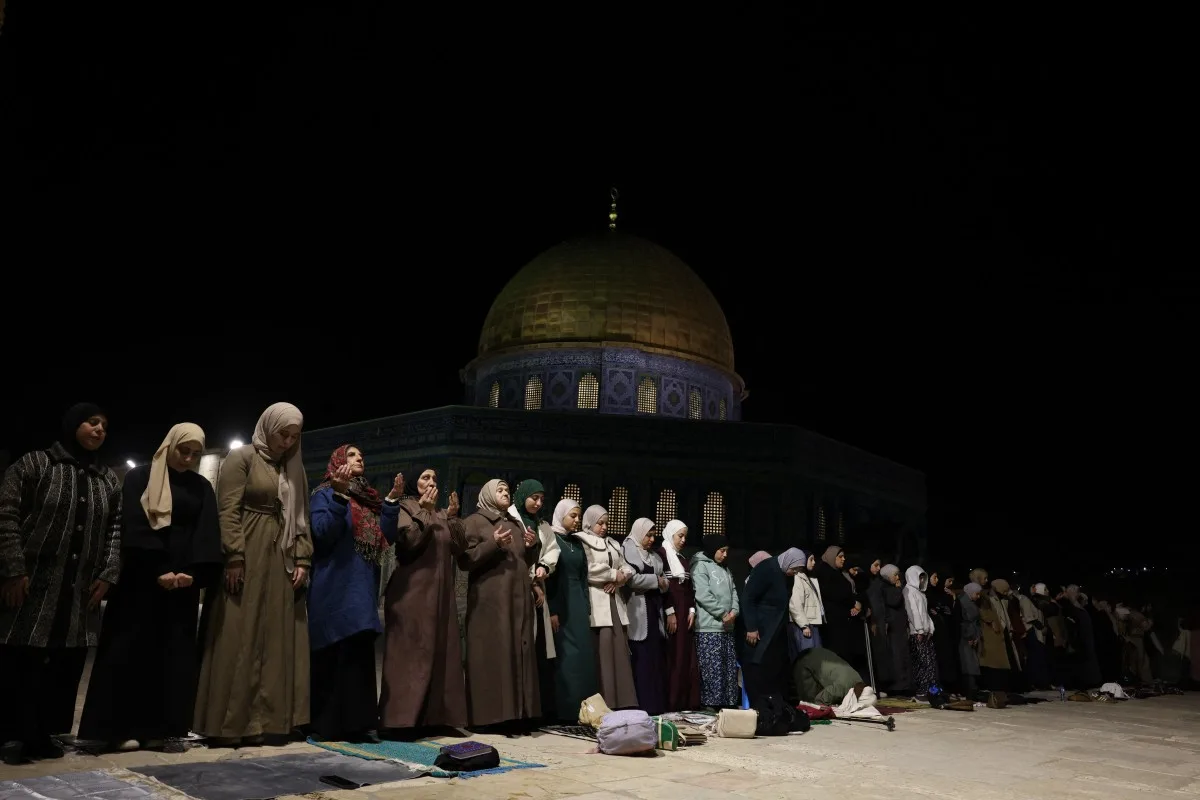 Fieis muçulmanos rezam em frente à mesquita de Al Aqsa no início do Ramadã 2026