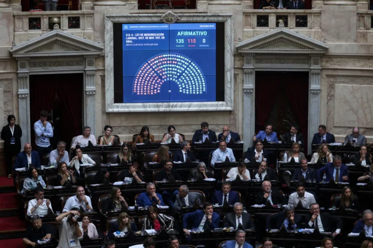 Na Argentina, 90% de adesão à greve e violência policial marcam maior protesto contra Milei