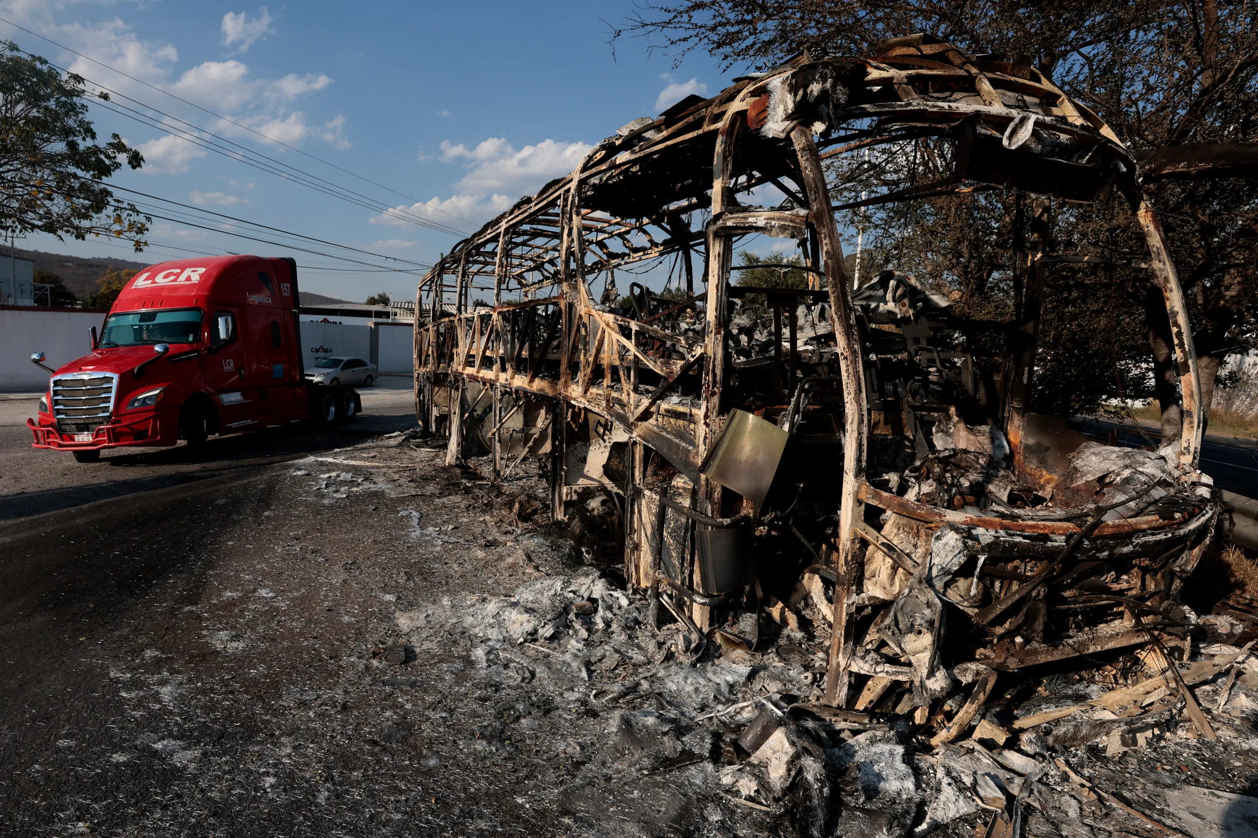 Veículos incendiados no México após morte de El Mencho