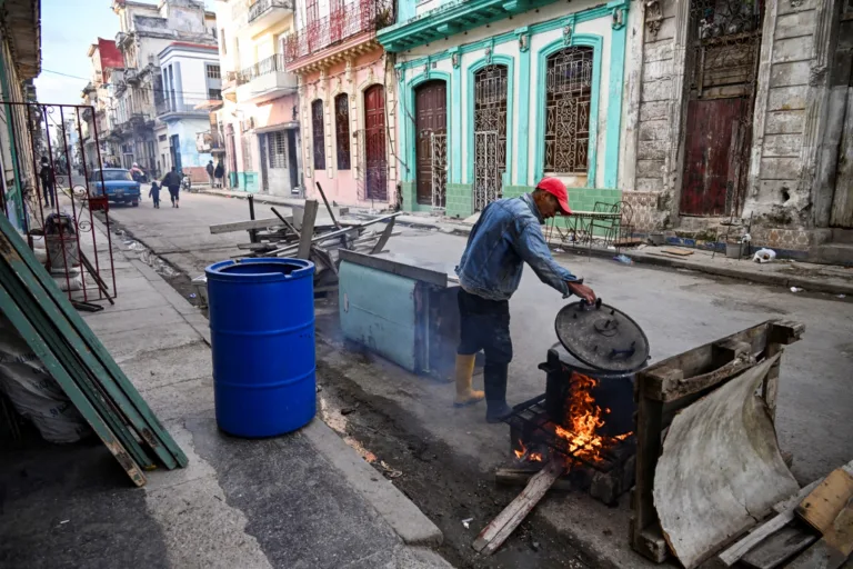 Bloqueio dos EUA: Cuba sofre apagão severo e metade do país fica sem energia