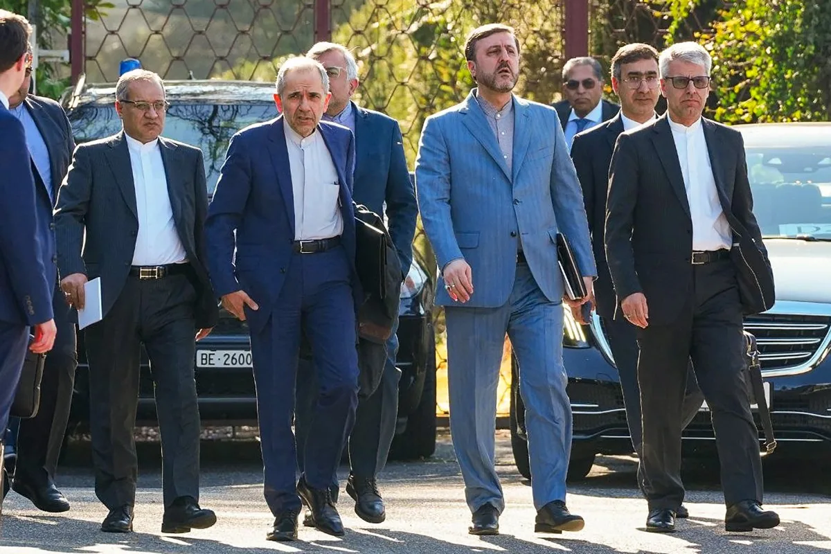 Foto divulgada pelo Ministério das Relações Exteriores do Irã em 26 de fevereiro de 2026 mostra diplomatas e membros da delegação iraniana durante as negociações entre Irã e Estados Unidos em Genebra, Suíça
