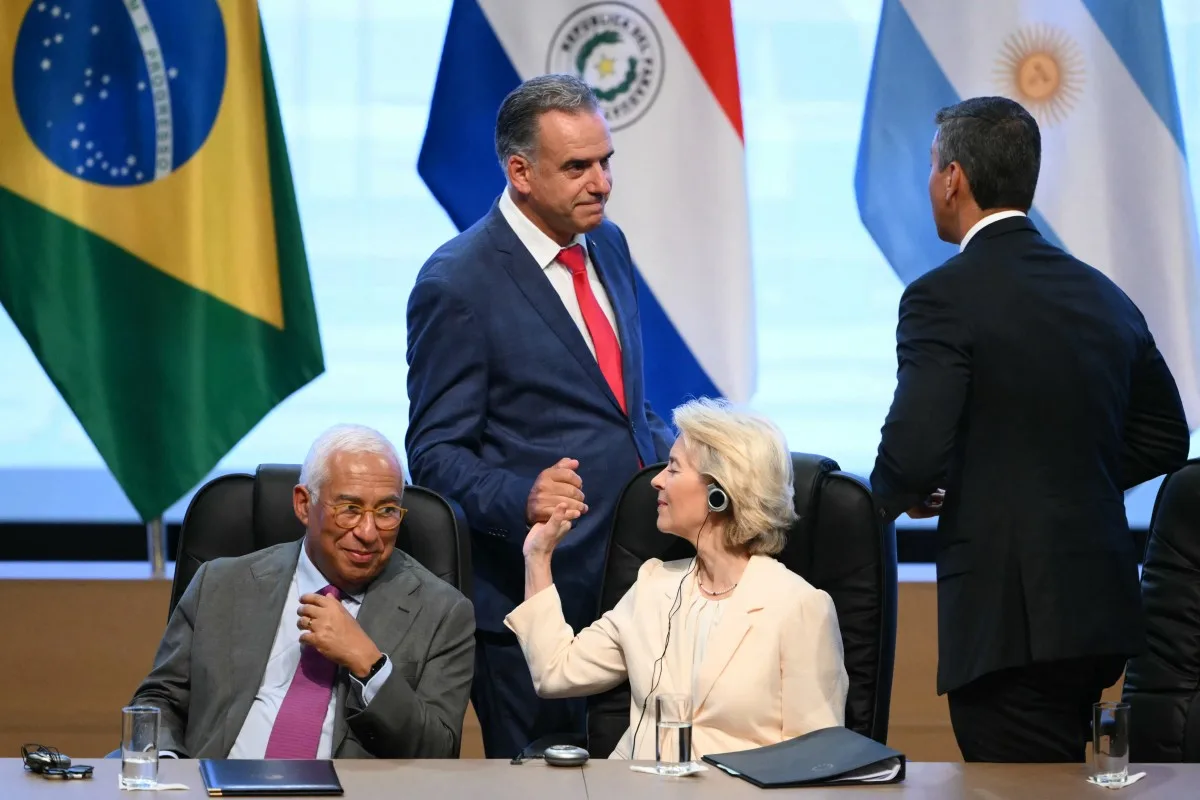 O presidente uruguaio, Yamandu Orsi, e a presidenta da Comissão Europeia, ursula von der Leyen