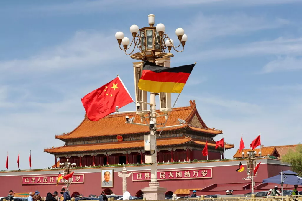 Alemanha e China mantêm relações diplomáticas e comerciais há mais de 50 anos. A última visita foi feita pelo chanceler Olaf Scholz em 2024, no contexto de diálogo contínuo entre as duas maiores economias da Europa e da Ásia