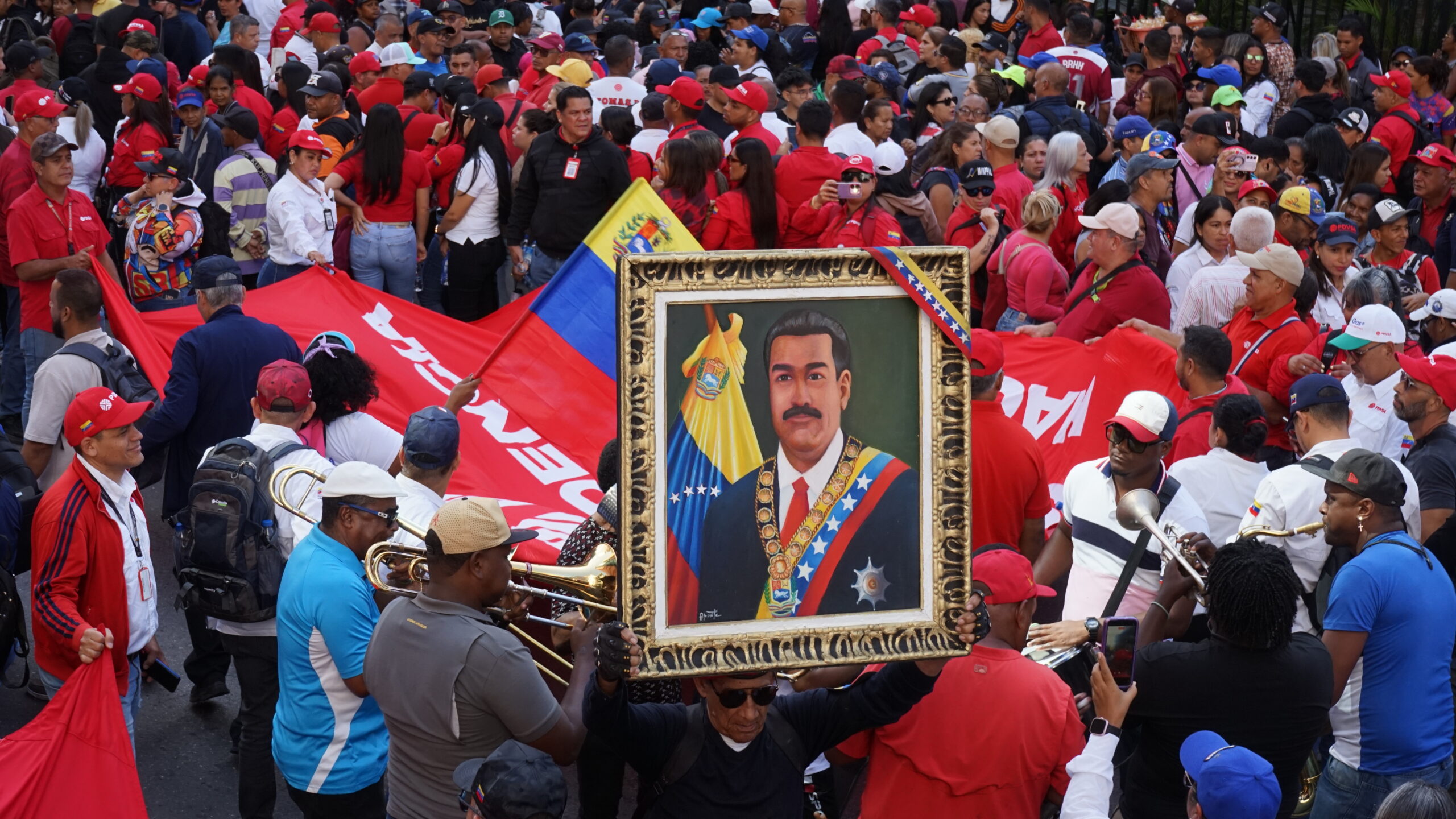 Um manifestante carrega um retrato do presidente Nicolás Maduro durante ato em Caracas que marcou um mês do sequestro de Maduro e Cilia Flores