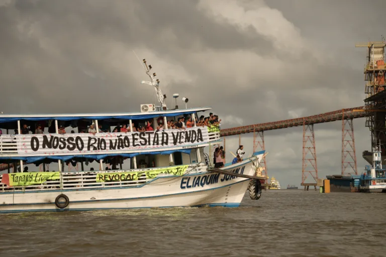 Indígenas completam um mês de ocupação no porto da Cargill no Pará: 'Destruindo nossas vidas'