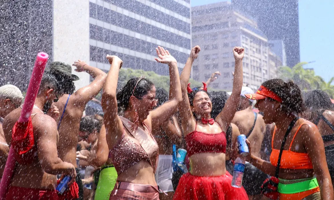Com o Carnaval batendo à porta, é precisa tratar dos riscos, sem falso moralismo