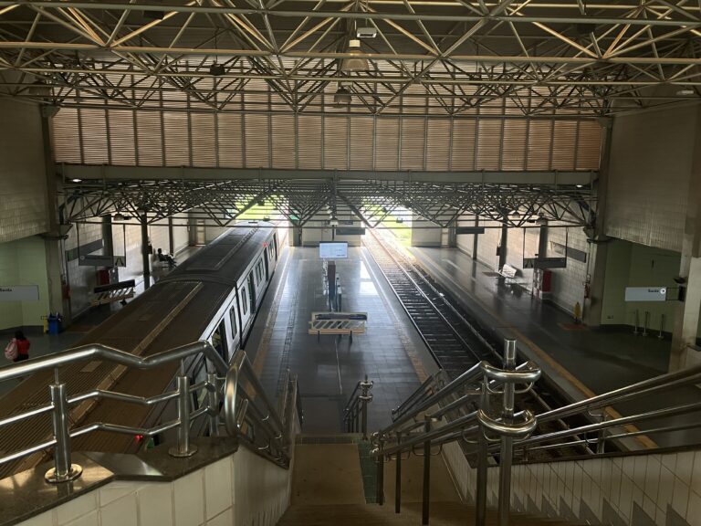 Ausência de sanitários no Metrô-DF impacta trabalhadores na capital do Brasil