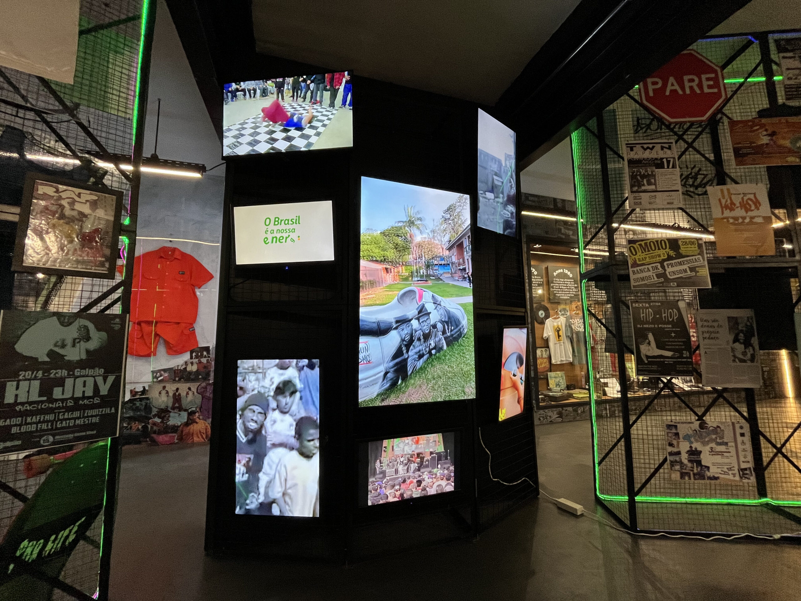 Novos painéis de LED, telas sensíveis ao toque, projeções audiovisuais e plotagens integram o circuito expositivo