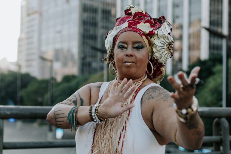 Cantora Roberta Oliveira celebra o samba paulistano: 'Não é bagunça, é ancestralidade'