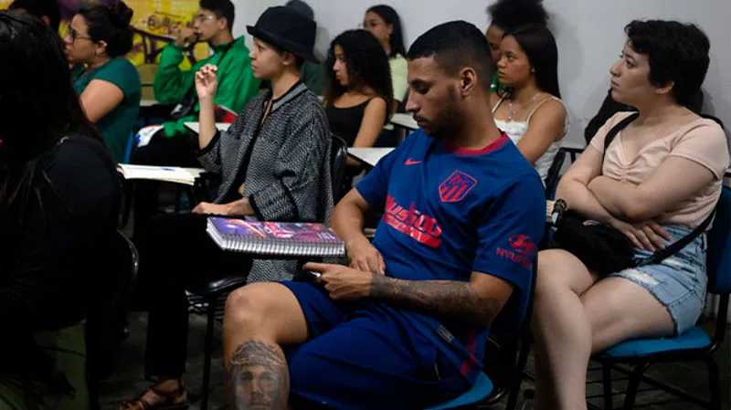 Estudantes participam de aula do Pré-Enem de Quebradas em polo comunitário do DF; projeto une preparação para o Enem e educação popular.