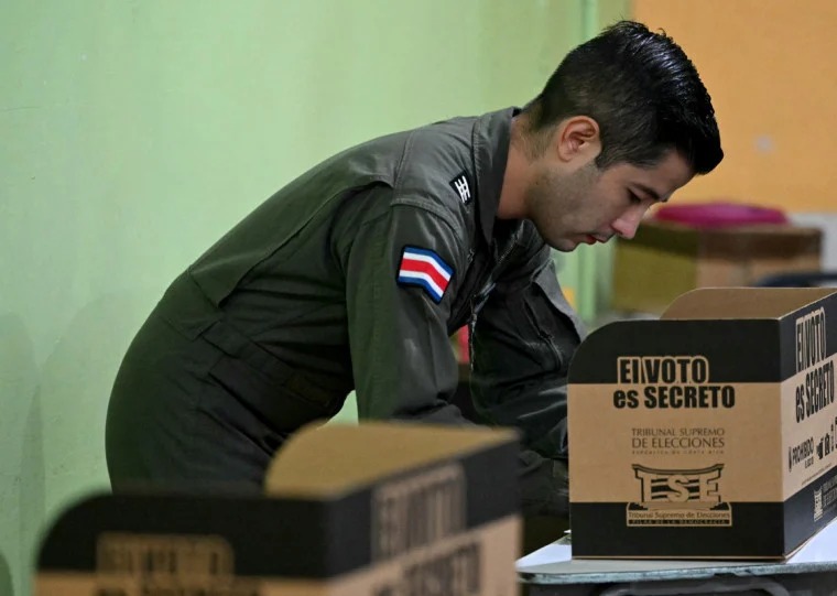 Eleições na Costa Rica transcorrem sem incidentes; ultradireitista é favorita