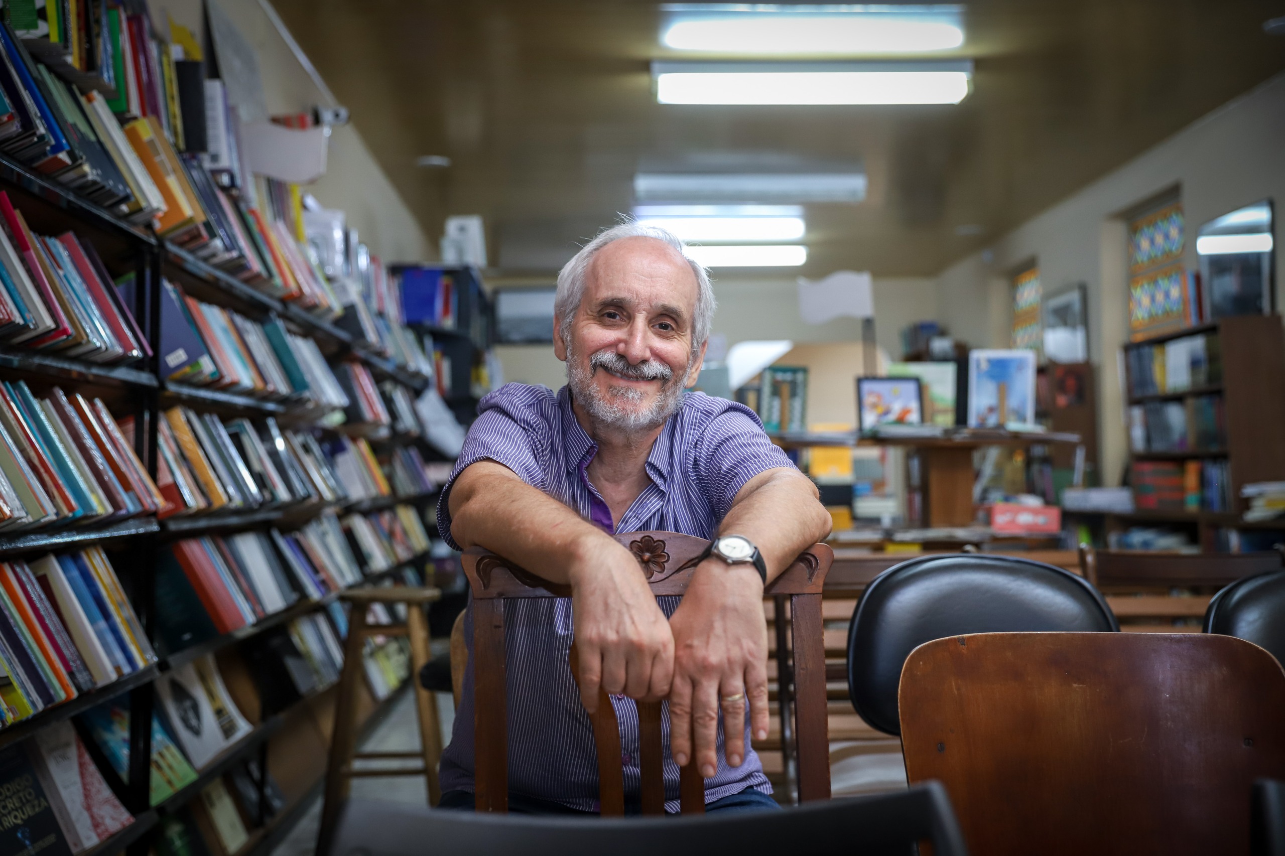Milton Ribeiro, 68 anos, jornalista, é um homem dos livros, de todos os tipos e gêneros e gosta de conversar com os consumidores que vão até o seu espaço