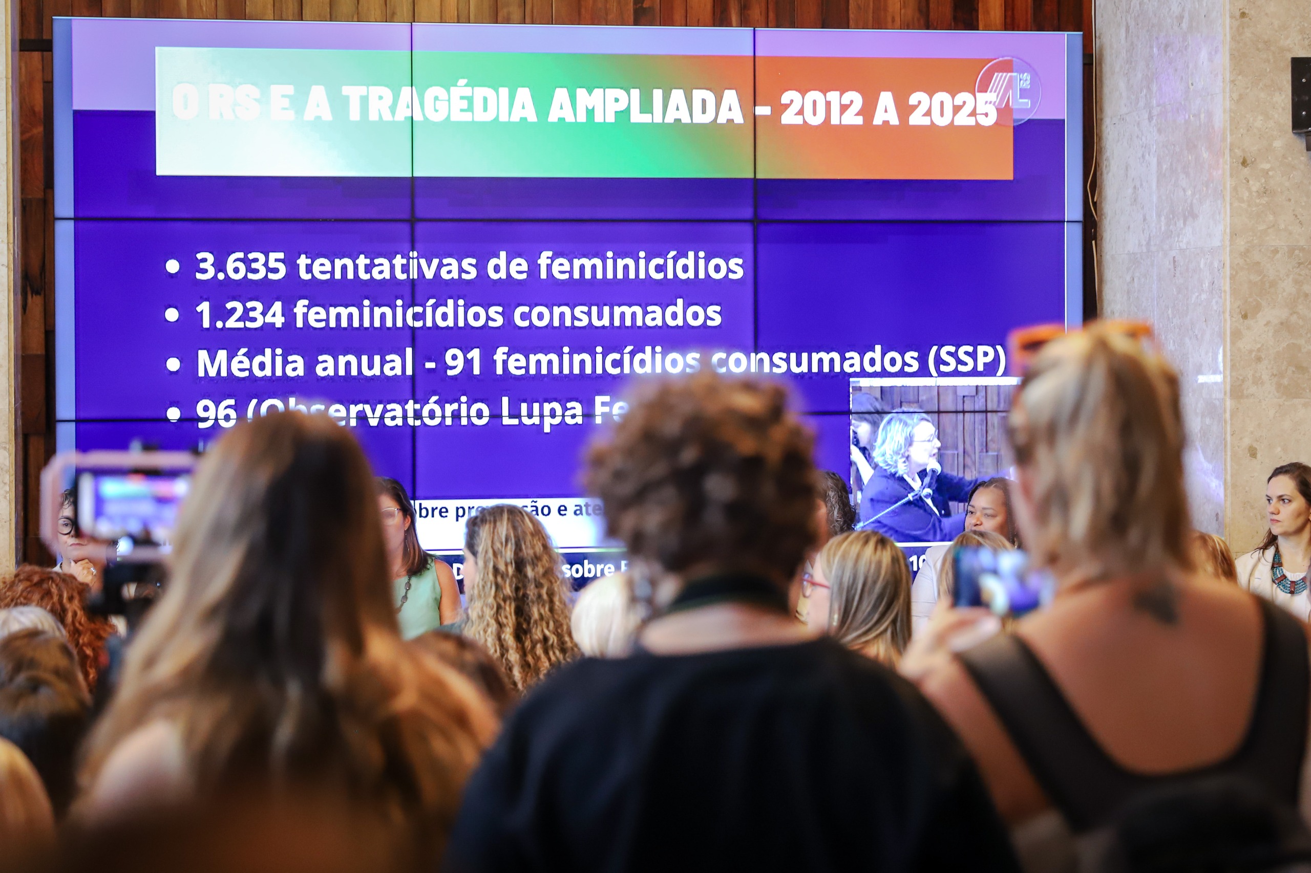 O evento reuniu parlamentares gaúchas, representantes do poder Executivo e Judiciário, movimentos sociais e familiares de vítimas