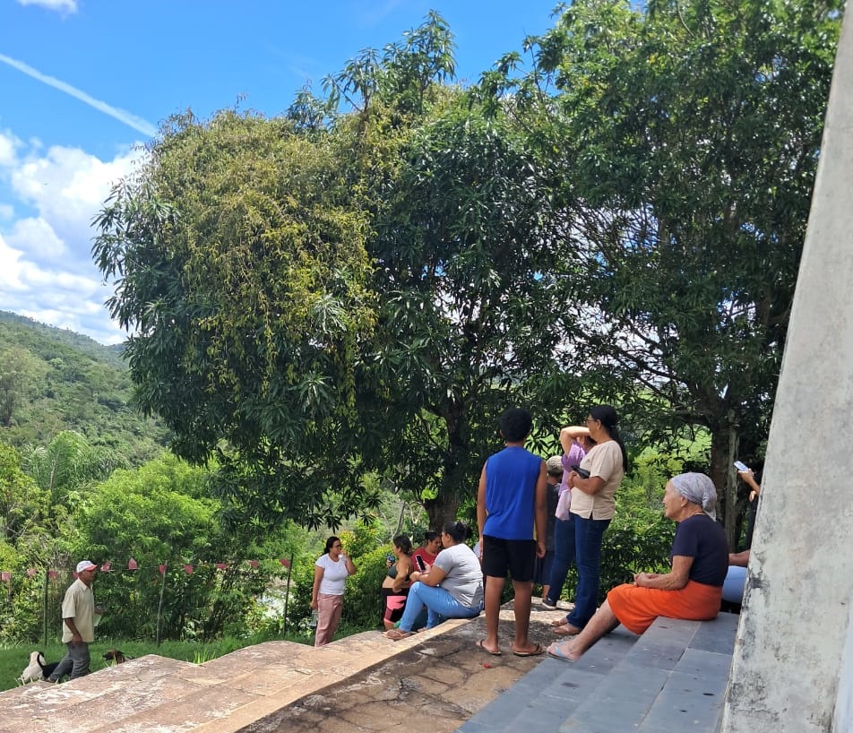 Imagens e vídeos feitos por moradores mostram dezenas de crianças e adultos reunidos em área elevada, aguardando orientações.