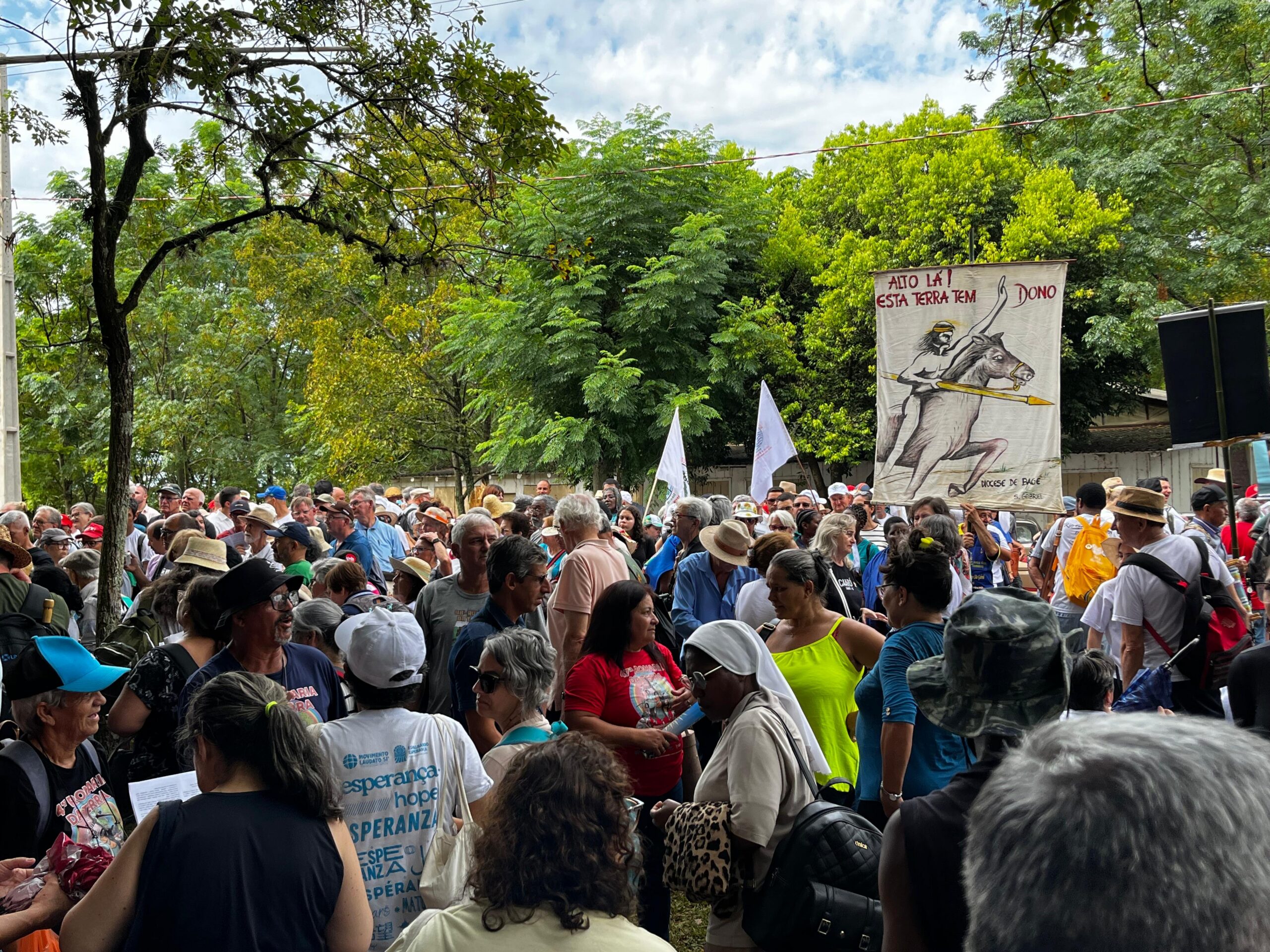 Fiéis e lideranças indígenas participam da caminhada com quatro paradas no Santuário do Caaró, em Caibaté (RS), durante a Romaria da Terra