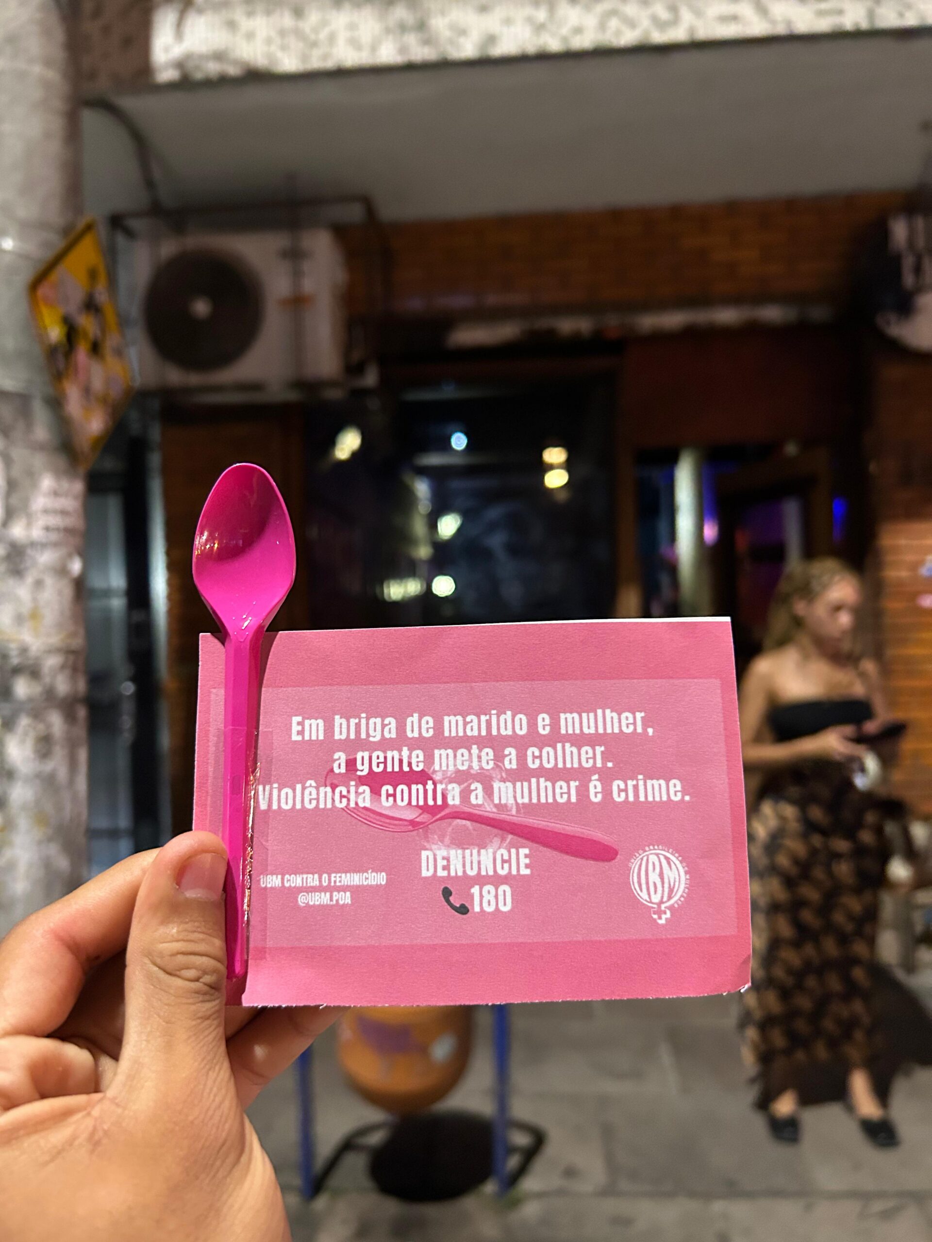 A União Brasileira de Mulheres (UBM Porto Alegre) lançou a campanha “A UBM mete a colher” nas ruas e nas redes