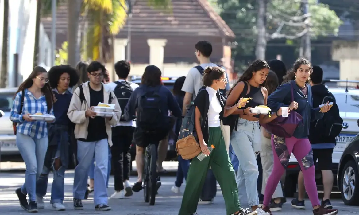 A adolescência é recente como uma das idades da vida. Costuma-se dizer que antes do século XX se desconsiderava a existência de um período de transição entre a infância e a idade adulta.