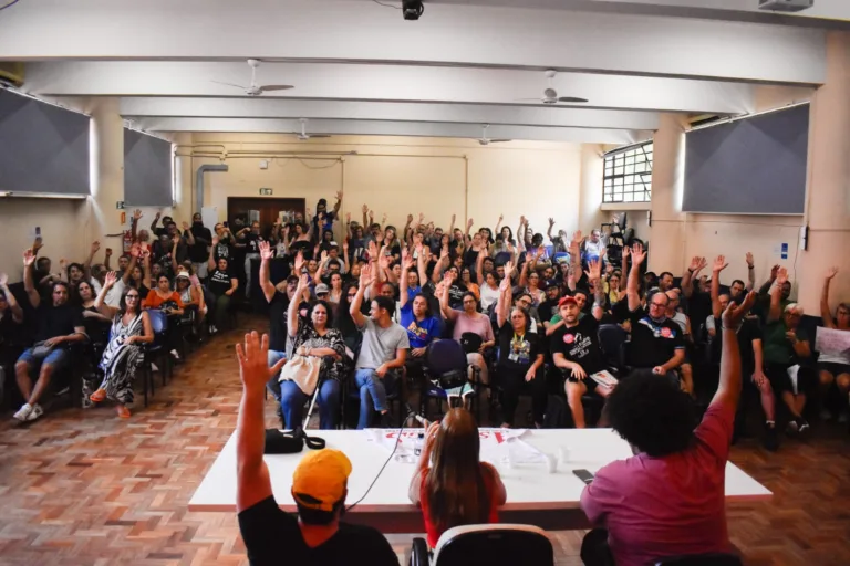 Trabalhadores de universidades e institutos federais entram em greve quinta-feira (26)