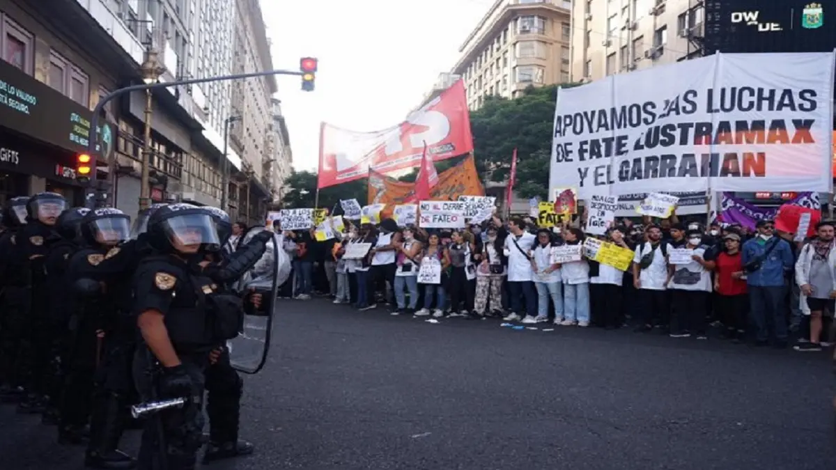 Manifestantes em frente ao Obelisco em Buenos Aires nesta sexta