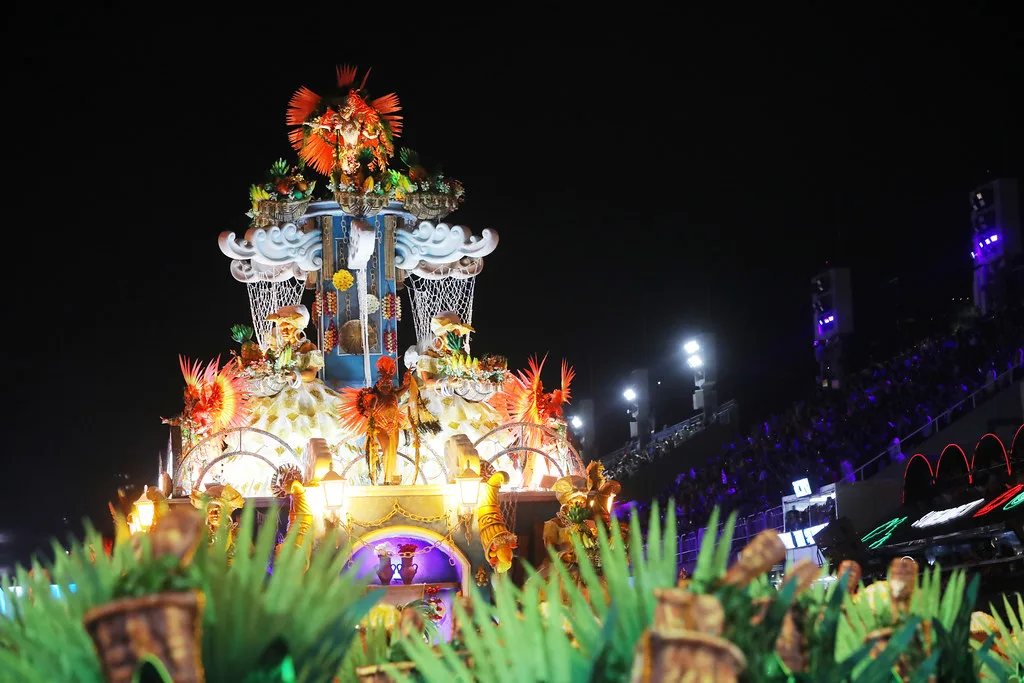 Desfile da escola Beija-Flor sobre o Bembé do Mercado