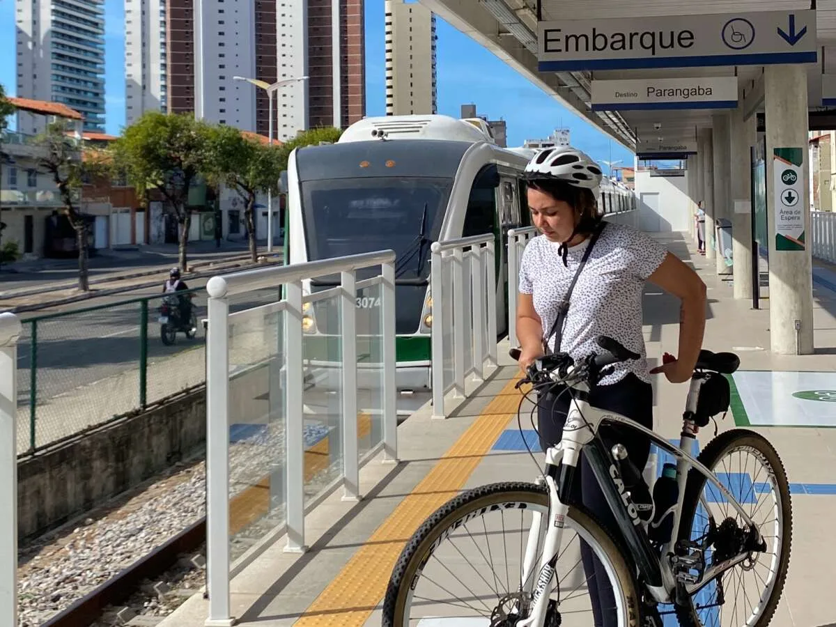 Crédito da foto: Metrofor - Divulgação Ciclista embarca bicicleta no VLT de Fortaleza