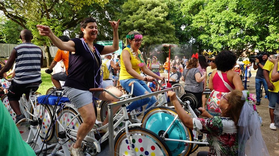 Blocos pelo Brasil misturam a folia carnavalesca e o hábito de pedalar