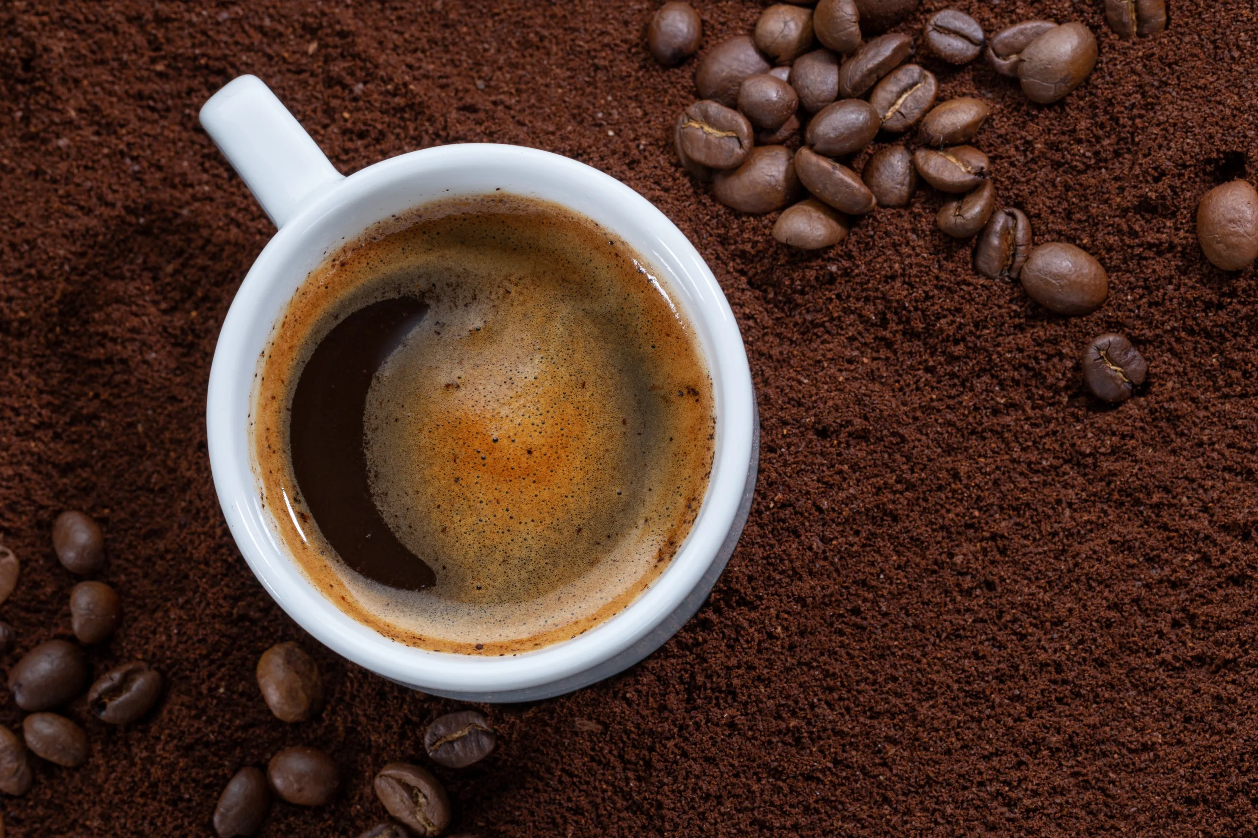 A cafeína é naturalmente produzida por algumas espécies de plantas. Além do café, também está presente, por exemplo, na erva-mate, no cacau, no guaraná e nas folhas de cola.