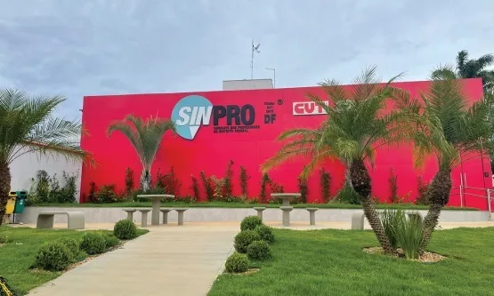 Educadores da rede pública participam de assembleia geral convocada pelo Sinpro-DF no estacionamento da Funarte, em 18/03.