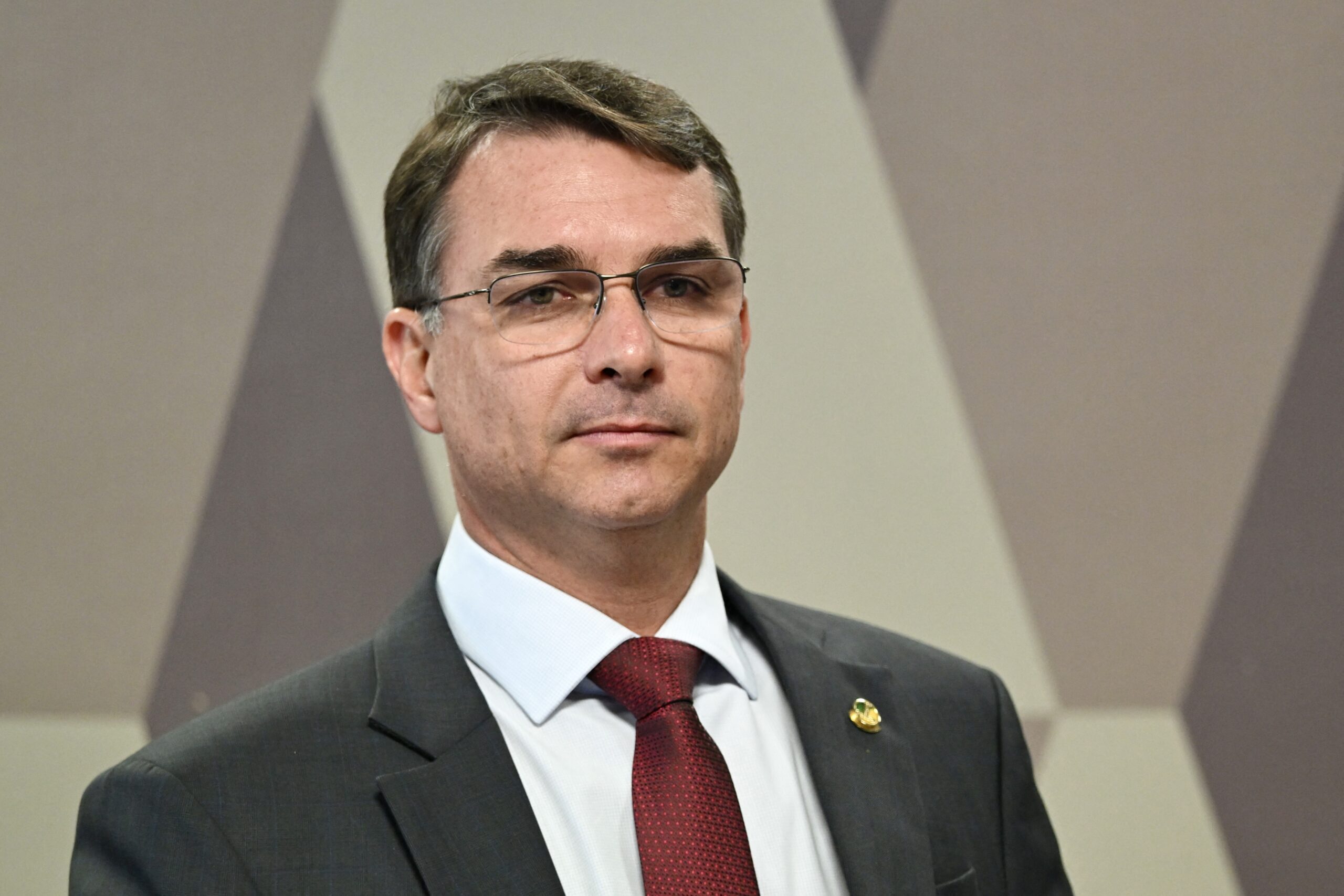 Investigações da PF indicam que o senador tem relação com envovlidos na fraude do INSS