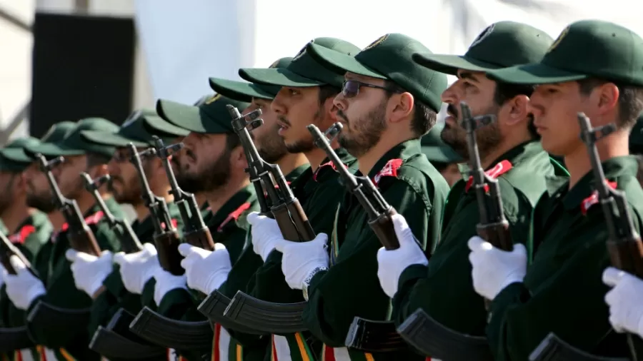 22.set.2015 - Soldados iranianos da Guarda Revolucionária participam em Teerã da parada militar que celebra o aniversário do início da Guerra Irã-Iraque