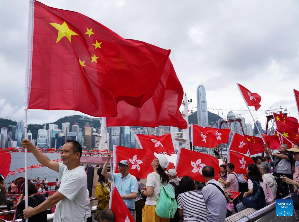 Hong Kong completa 28 anos desde sua devolução à China em 1997, após mais de 150 anos sob domínio britânico, resultado da Guerra do Ópio no século XIX. A região mantém o modelo “um país, dois sistemas”, garantindo autonomia administrativa sob a soberania chinesa