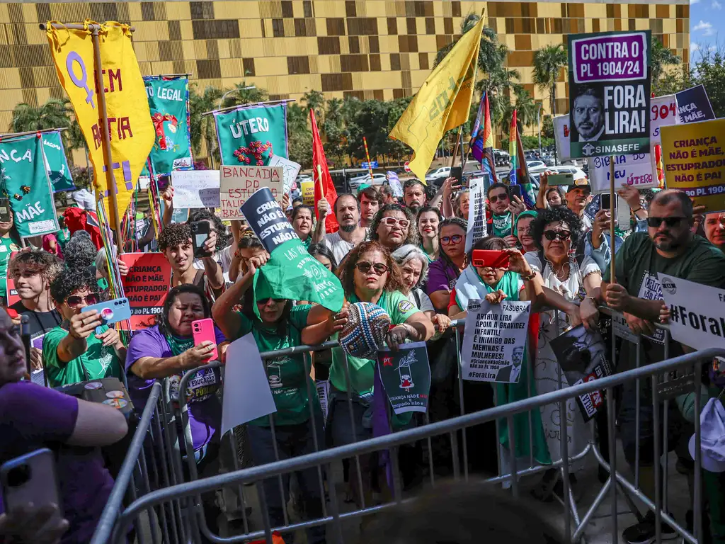 Membros do movimento "Criança não é Mãe" realizam protesto contra o projeto de lei (PL 1.904/2024), que equipara aborto de gestação acima de 22 semanas a homicídio. Foto: Marcelo Camargo/Agência Brasil
