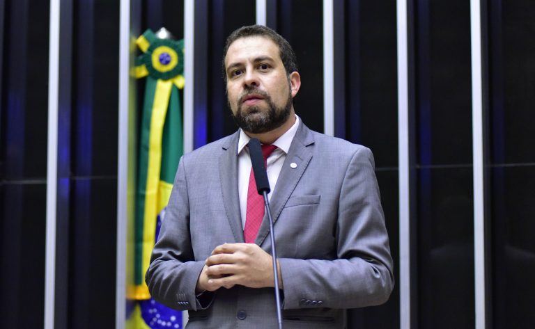 Governo Lula rejeita manobra de Zema sobre exploração de terras raras em MG, sinaliza Boulos