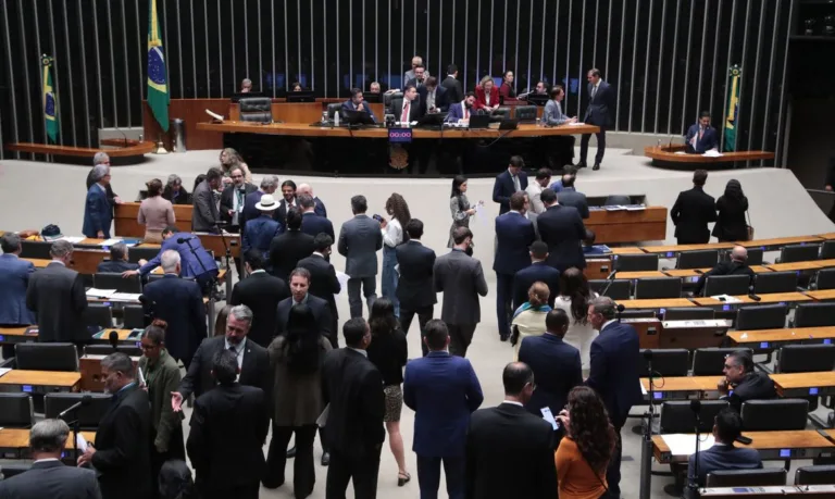 Deputados de esquerda tiram assinatura de projeto que considera antissemitismo criticar Israel